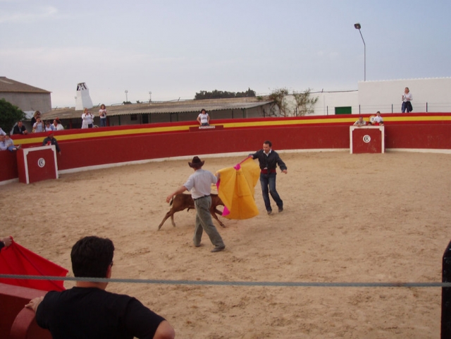 hombre toreando vaquilla